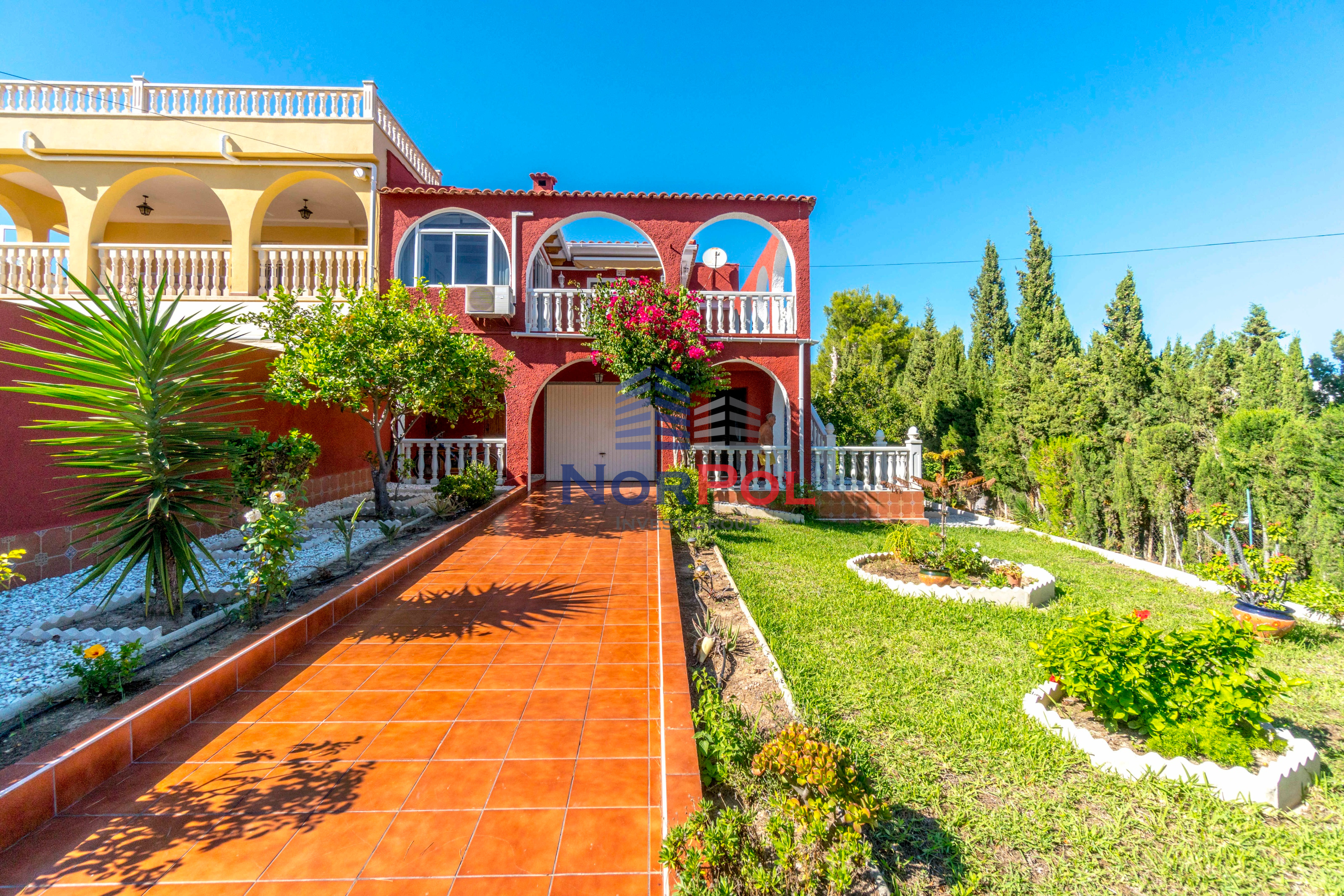 For sale villa in Los Balcones.